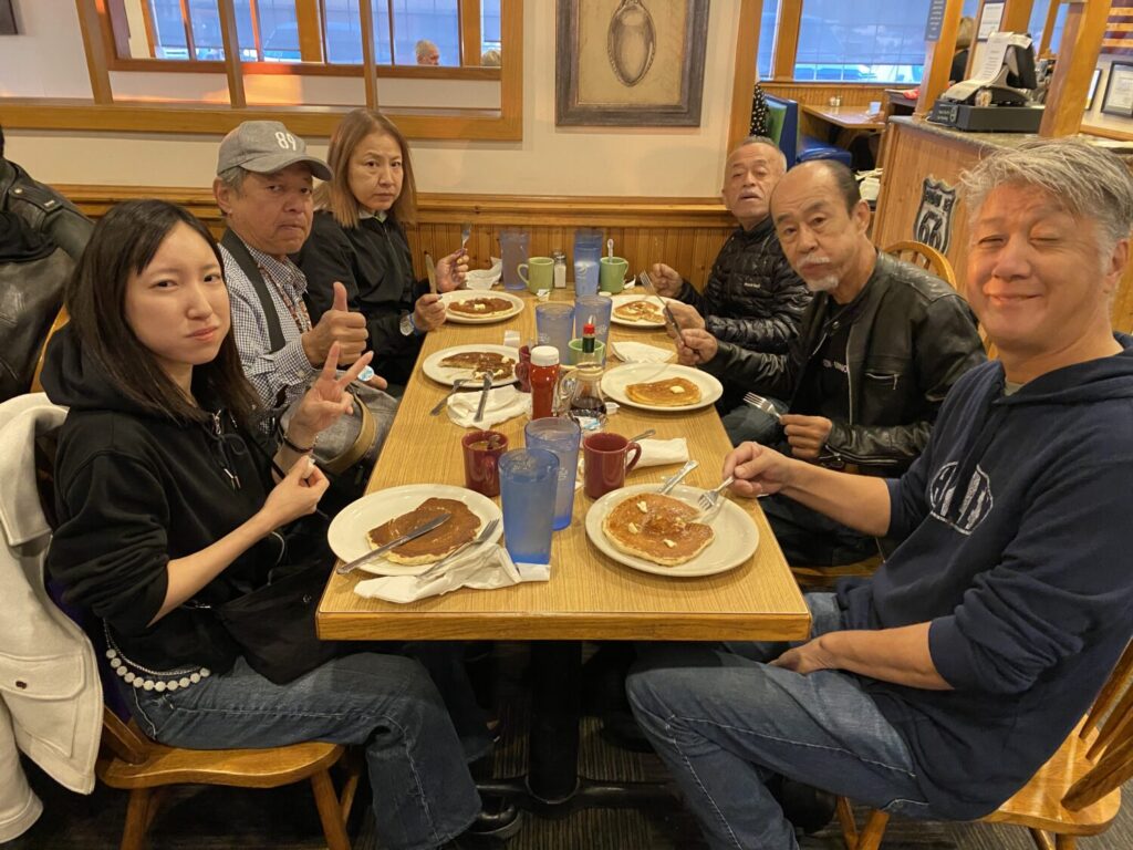 アメリカの朝ごはん。目玉焼きにウィンナー、カリカリのベーコンにパンケーキ！温かいコーヒーはお代わり自由。