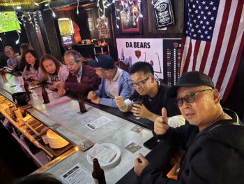 宿の隣のバーにて祝杯