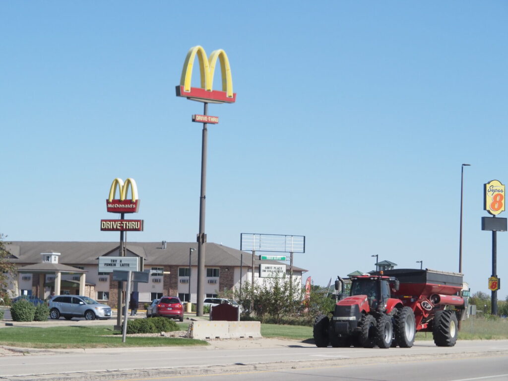 マクドナルドとSuper8の看板、そして巨大農耕車と、アメリカが凝縮された一枚